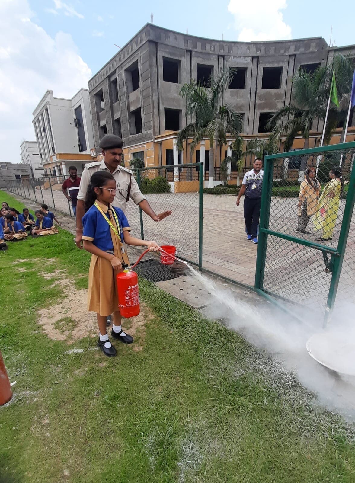 Giridih News: सलूजा गोल्ड इंटरनेशनल स्कूल में अग्निशमन विभाग ने किया मॉकड्रिल