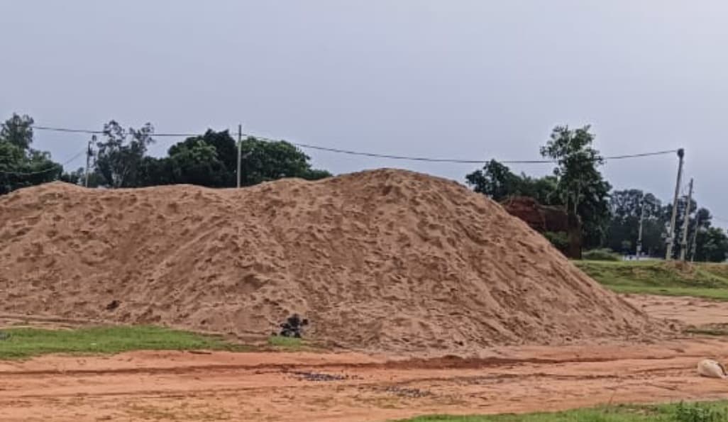 Giridih News: बिना शिलान्यास के शुरू हुआ सड़क निर्माण, ग्रामीणों ने गंभीर आरोप