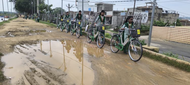 Giridih News: क्लस्टर प्वाइंट से आठवीं के छात्र-छात्राओं को लेनी पड़ रही है साइकिल