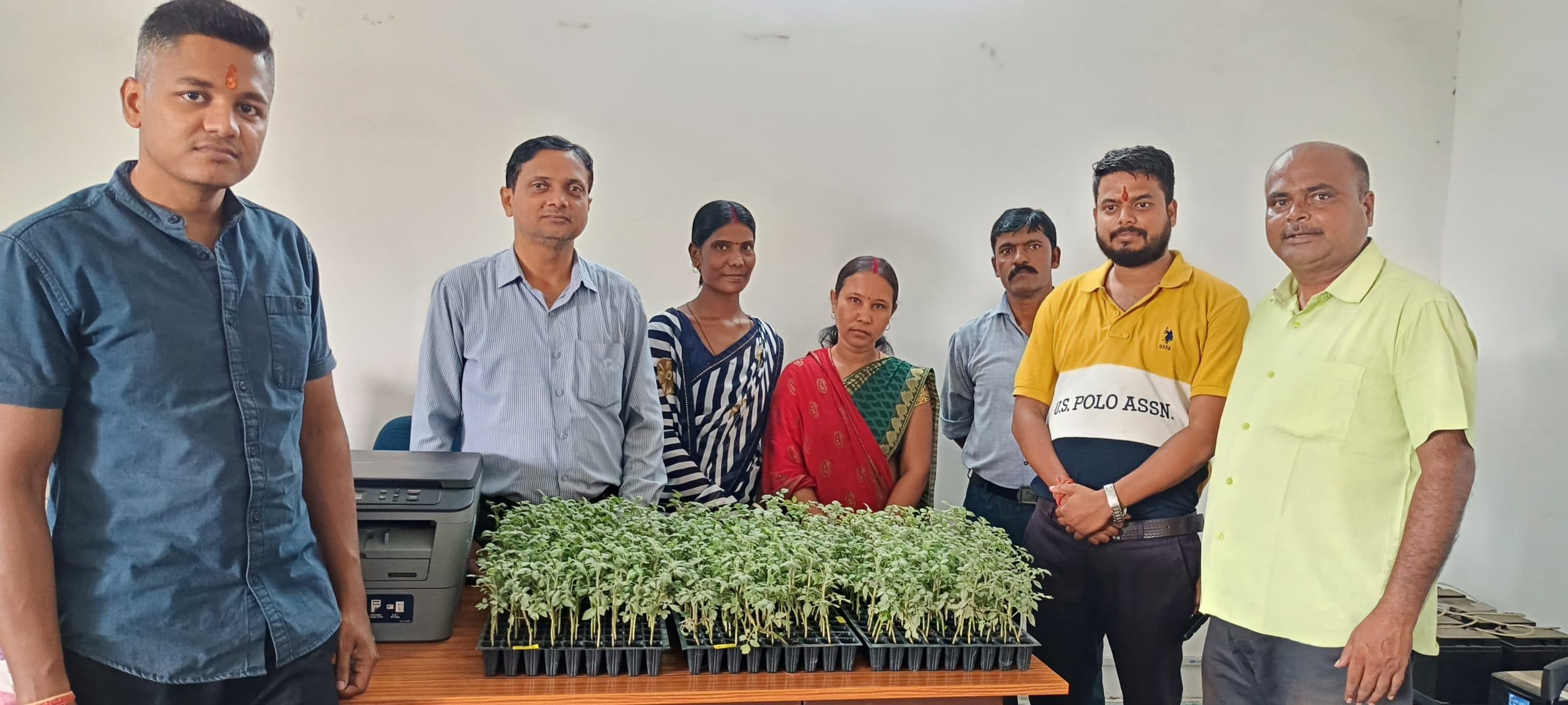 Dhanbad News : ग्राफ्टिंग विधि से होगा टमाटर का उत्पादन, पौधे वितरित