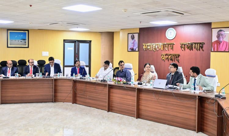 Dhanbad News : बेलगड़िया के लोगों की रुचि के अनुसार करें कौशल विकास : मुख्य सचिव