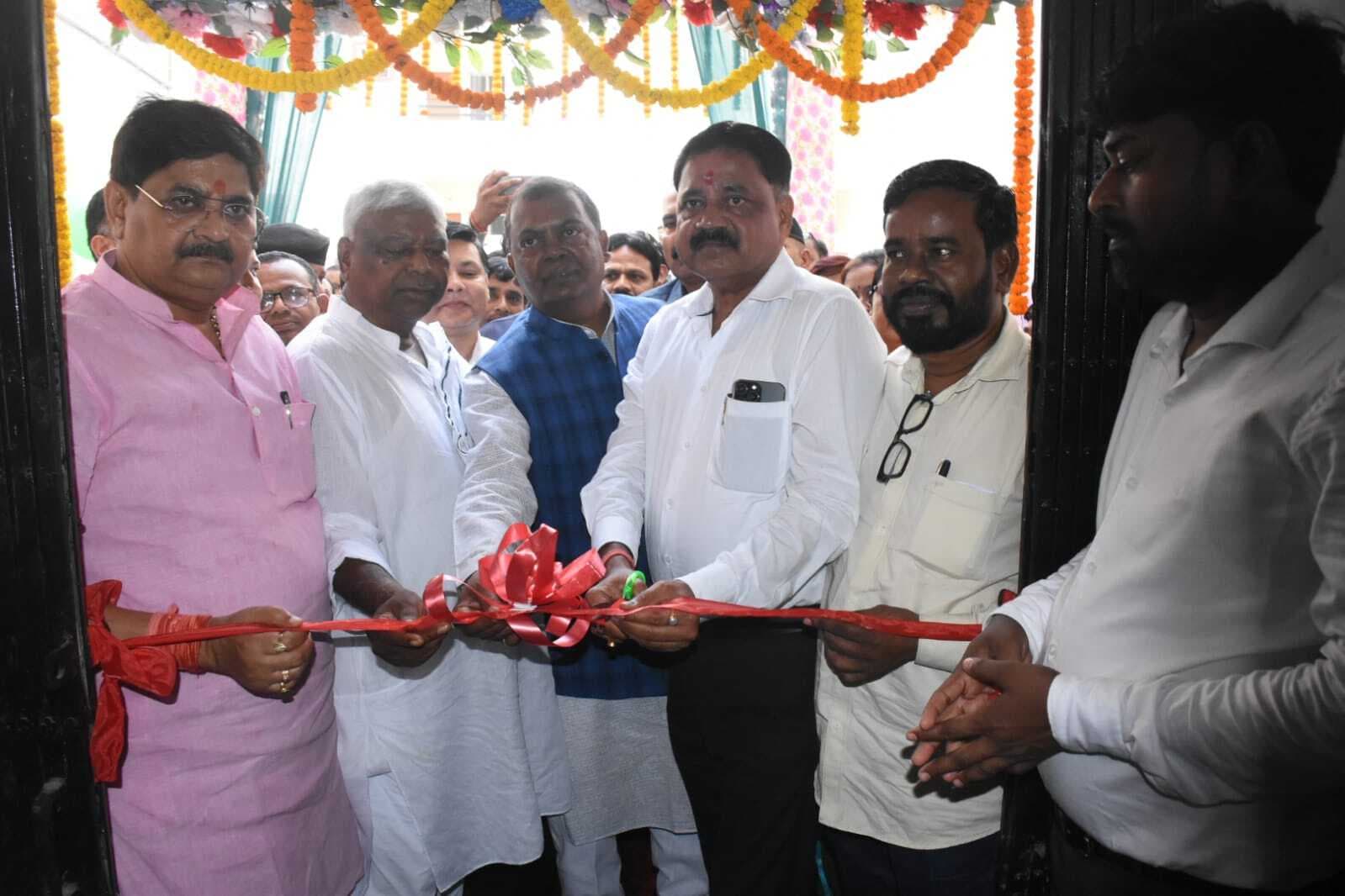 Dhanbad News : नगर विकास मंत्री ने 17 लाभुकों को सौंपी घर की चाबी