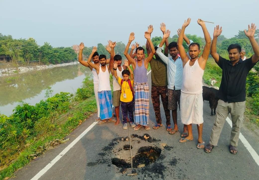 Saran News : सड़क निर्माण में अनियमितता के खिलाफ ग्रामीणों ने किया प्रदर्शन