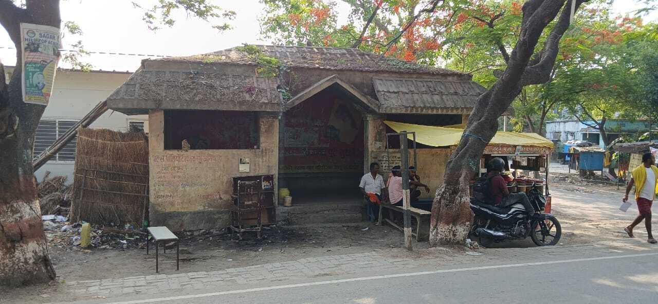 Saran News : दरियापुर में वाहन स्टैंड नहीं, सड़क पर खड़े होकर यात्री करते हैं बसों का इंतजार