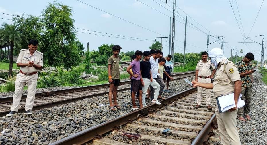 ट्रेन की चपेट में आने से अज्ञात युवक की मौत