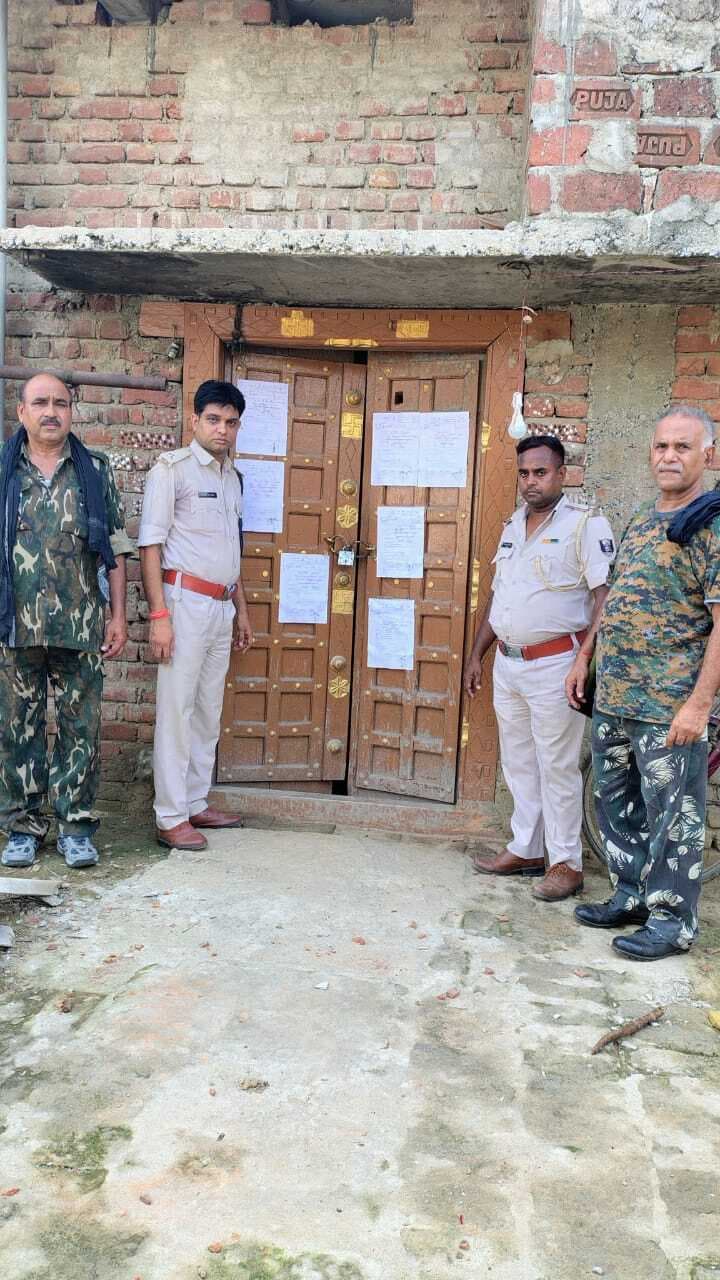 हत्याकांड के आरोपित के घर  चिपकाया इश्तेहार