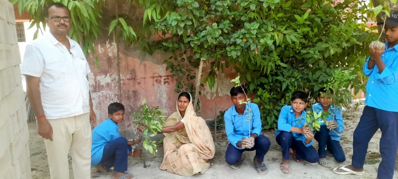 hajipur news. बच्चों ने पौधारोपण कर दिया पर्यावरण बचाने का संदेश