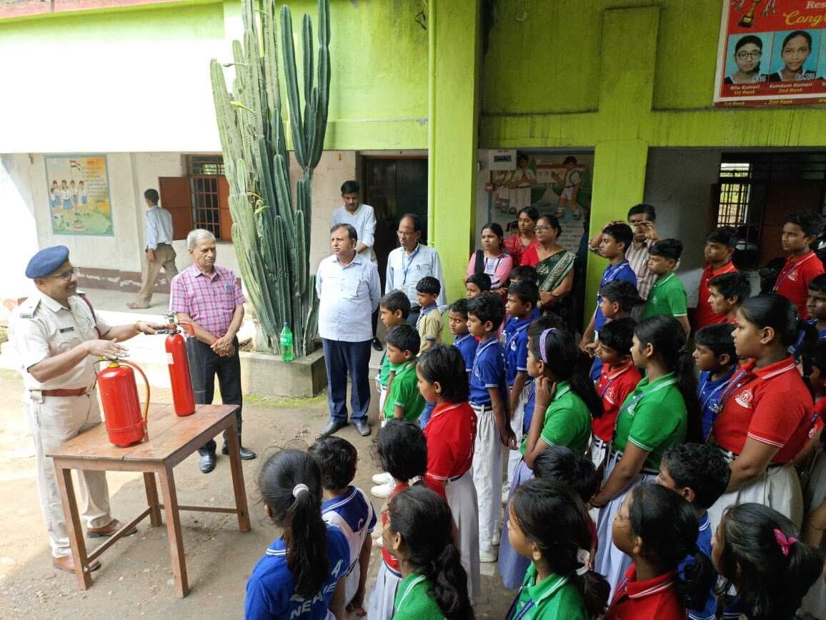 Dhanbad News : एमसीए विद्यालय नावागढ़ में अग्निशमन विभाग ने किया मॉक ड्रिल