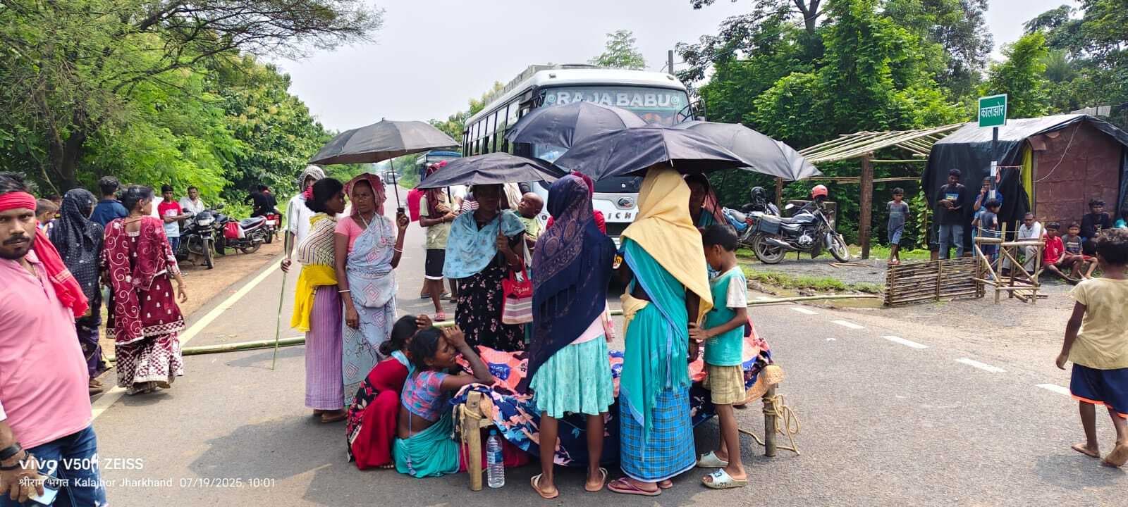 किशोर की मौत के बाद परिजनों ने दुमका-पाकुड़ सड़क पांच घंटे किया जाम