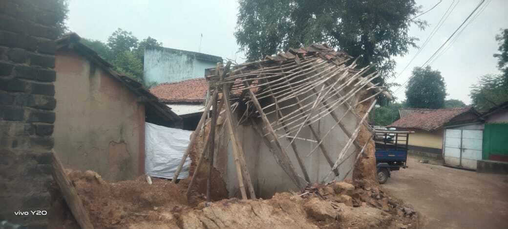 Jamshedpur news. बागबेड़ा के रानीडीह क्षेत्र में 12 मिट्टी के घर बारिश में ढह गये, लोग परेशान