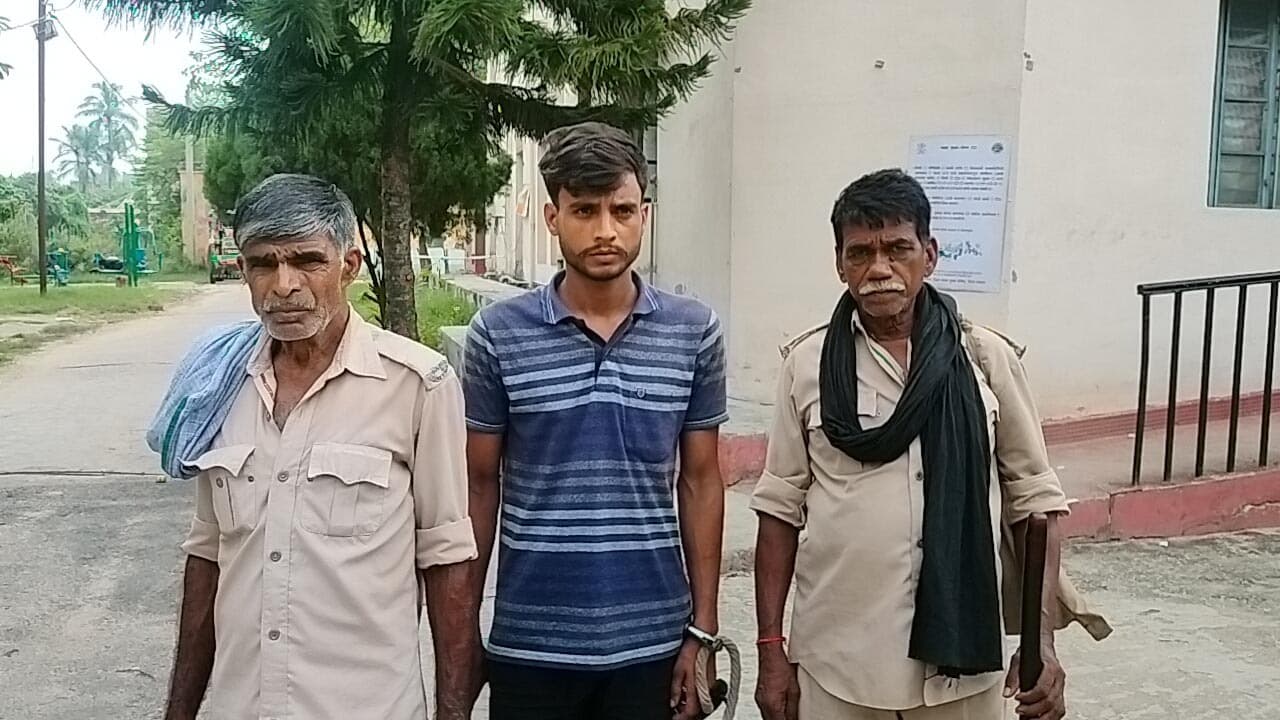 सहूर गांव से पुलिस ने वारंटी को किया गिरफ्तार
