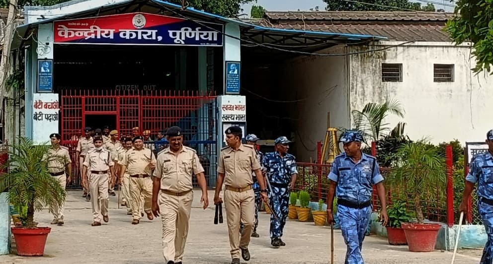 डीएम-एसपी के अगुवाई में की गयी सेंट्रल जेल में छापेमारी, कोई आपत्तिजनक सामान बरामद नहीं