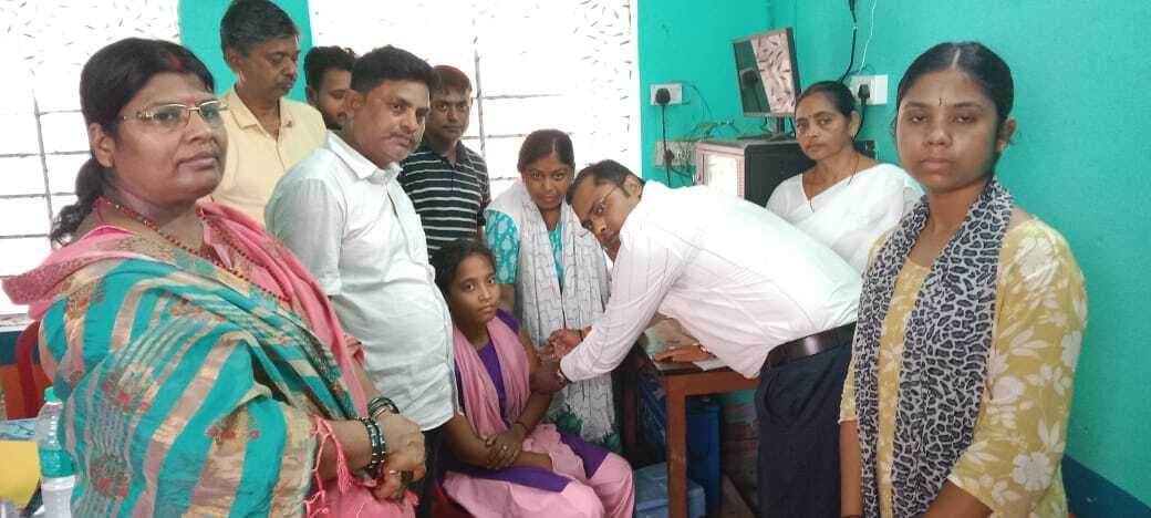 स्वास्थ्य कर्मियों ने कैंसर से बचाव को लेकर स्कूली छात्राओं का किया टीकाकरण