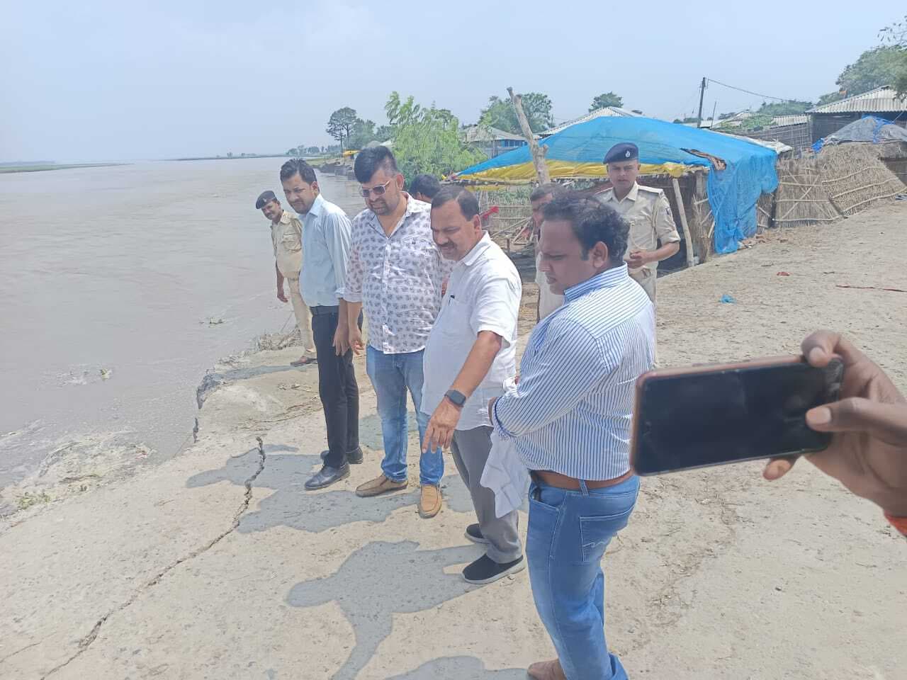 जिला आपदा पदाधिकारी ने कटाव स्थल का लिया जायजा