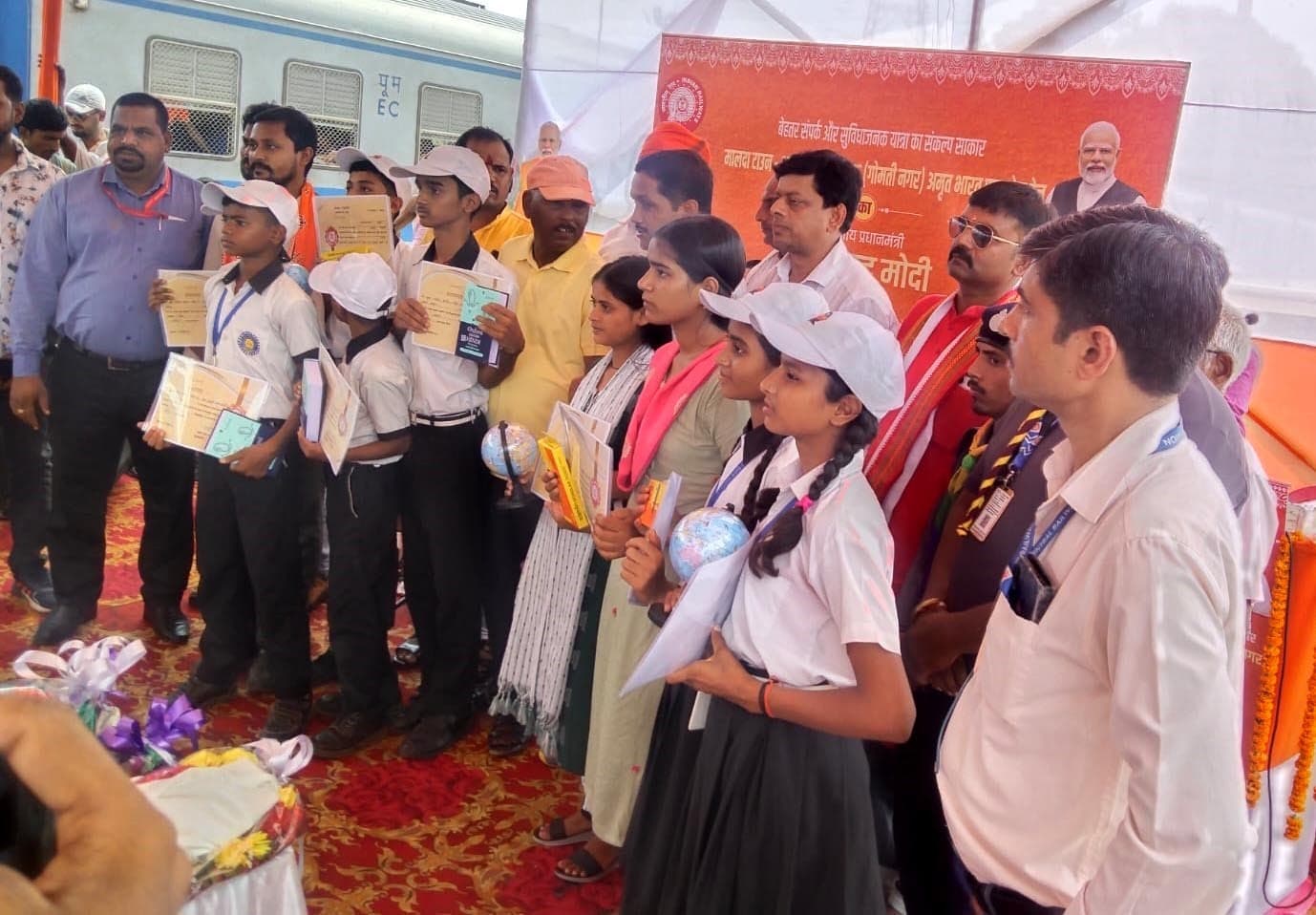 एस कुमारी निशुल्क विद्यालय के बच्चे दे रहे रेल कार्यक्रमों में योगदान