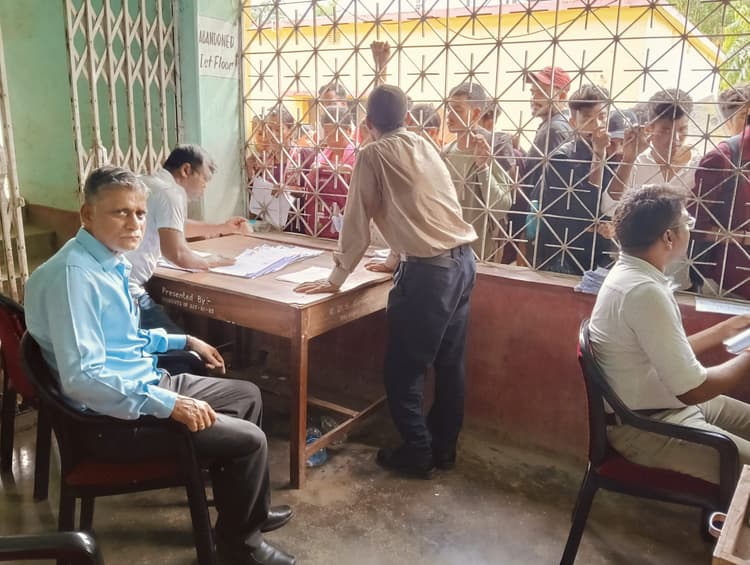 आरडीएस कॉलेज में नामांकन के लिए उमड़ी भीड़