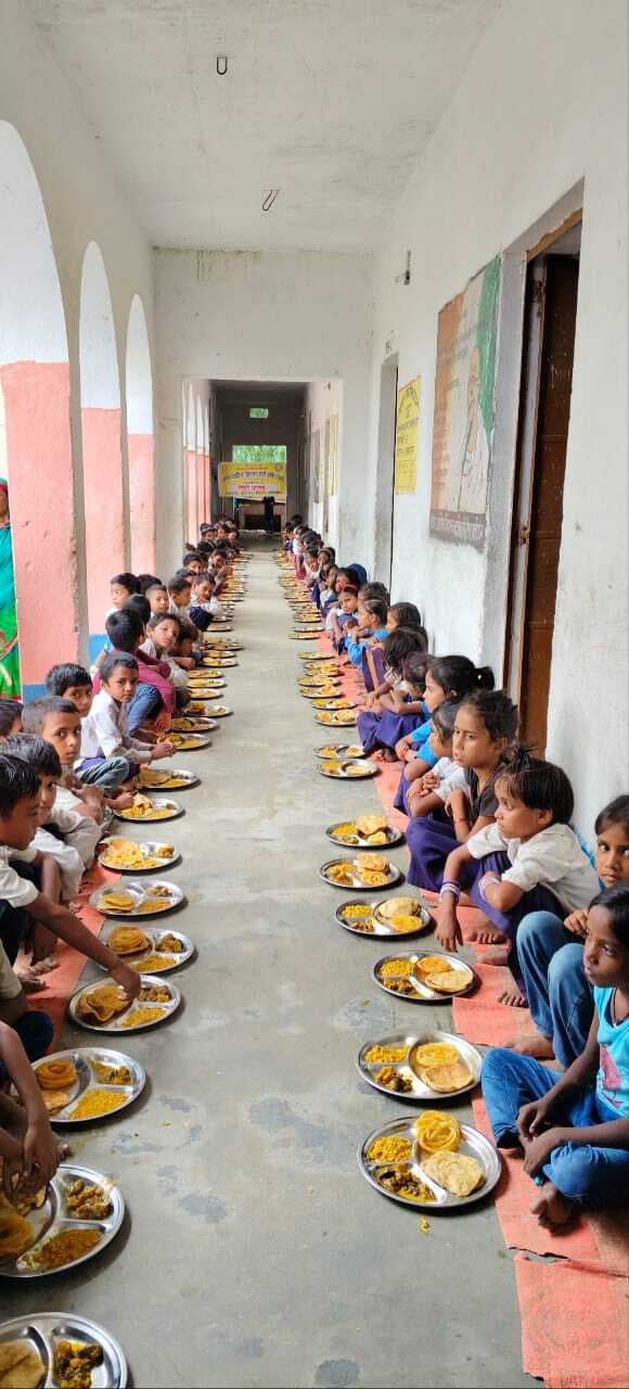 बच्चों के बीच तिथि भोजन में परोसे गये कई व्यंजन