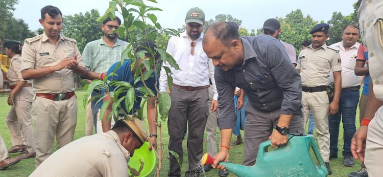एक पेड़ मां के नाम लगाने का डीएम ने किया आग्रह