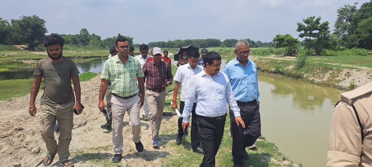 सुरसर नदी में चल रहे चैनेलाइजेशन कार्य का डीएम ने लिया जायजा