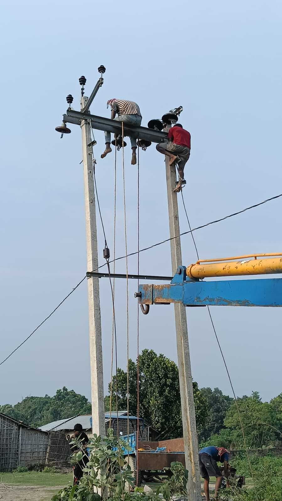 प्रभात इंपैक्ट: क्षतिग्रस्त बिजली पोल को किया गया दुरुस्त