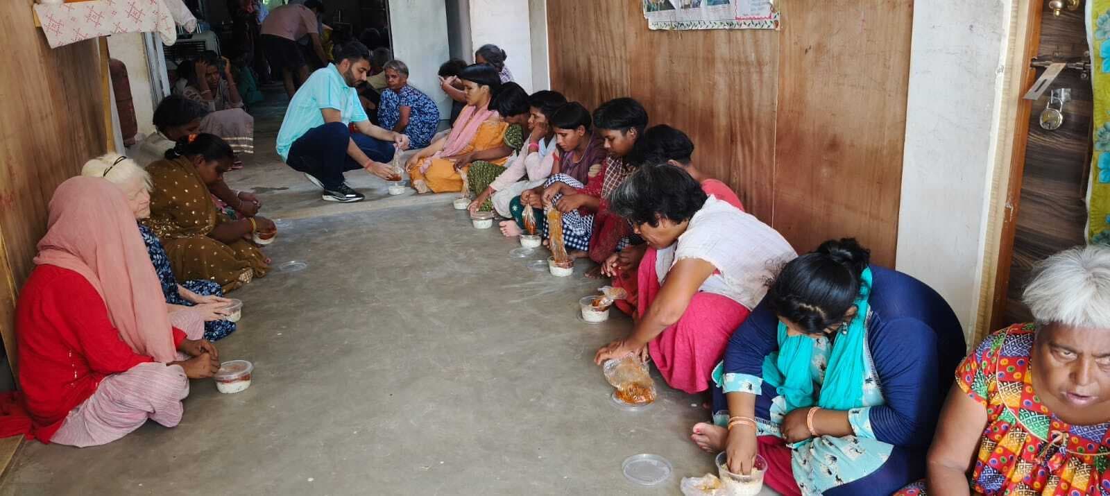 Motihari: महिलाओं को उपलब्ध करायी गयी खाद्य सामग्री