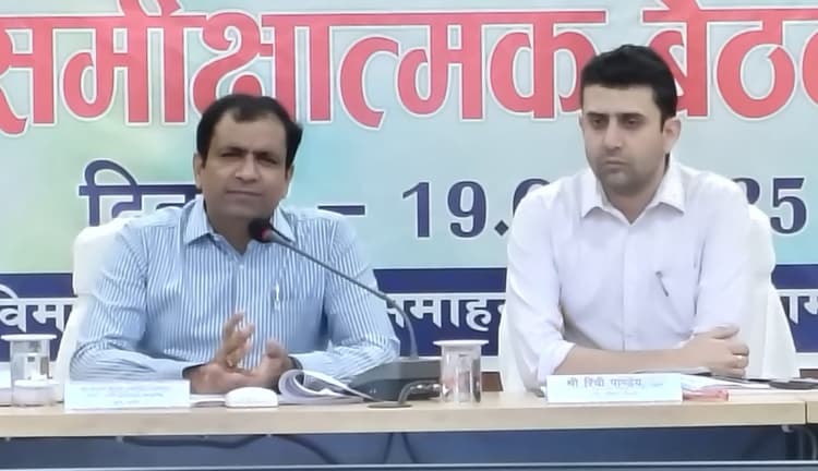 Sitamarhi : आकांक्षी जिला की समीक्षा बैठक में डीएम ने प्रगति की जानकारी दी