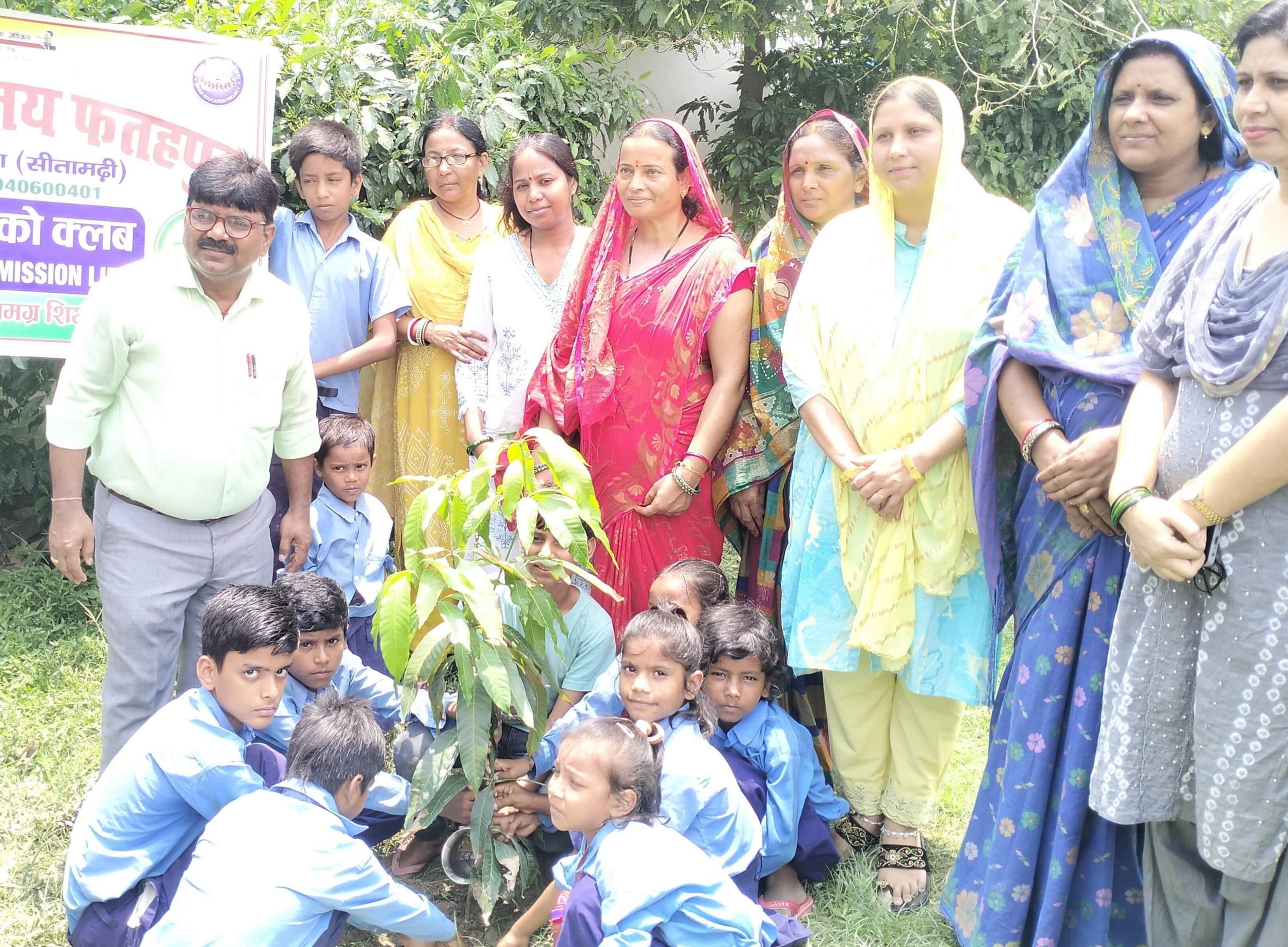 Sitamarhi : छात्र-छात्राओं ने विद्यालय परिसर में किया पौधारोपण