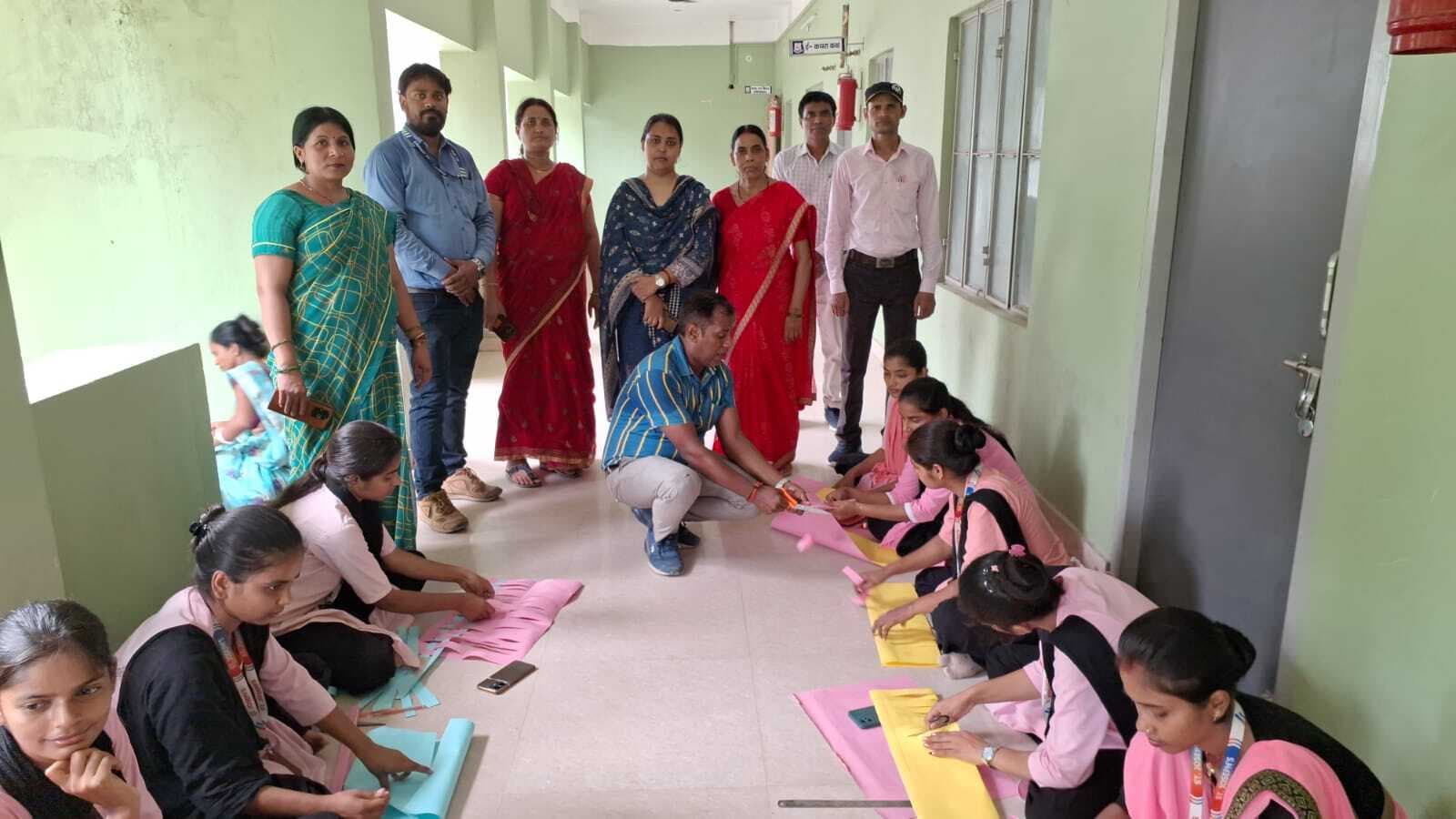 Samastipur News:प्रशिक्षु शिक्षकों को दिया गया पेपर बैग बनाने का प्रशिक्षण