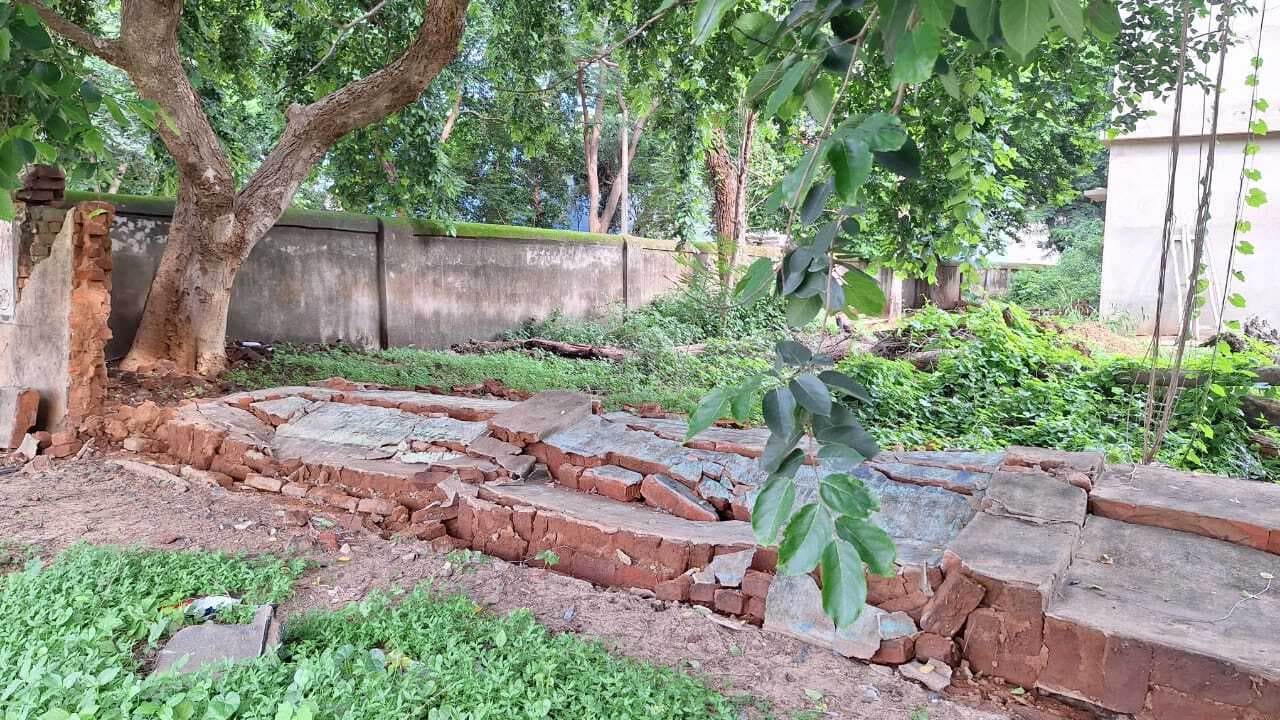 मूसलाधार बारिश में गिरी प्लस-टू हादस्कूल की बाउंड्री