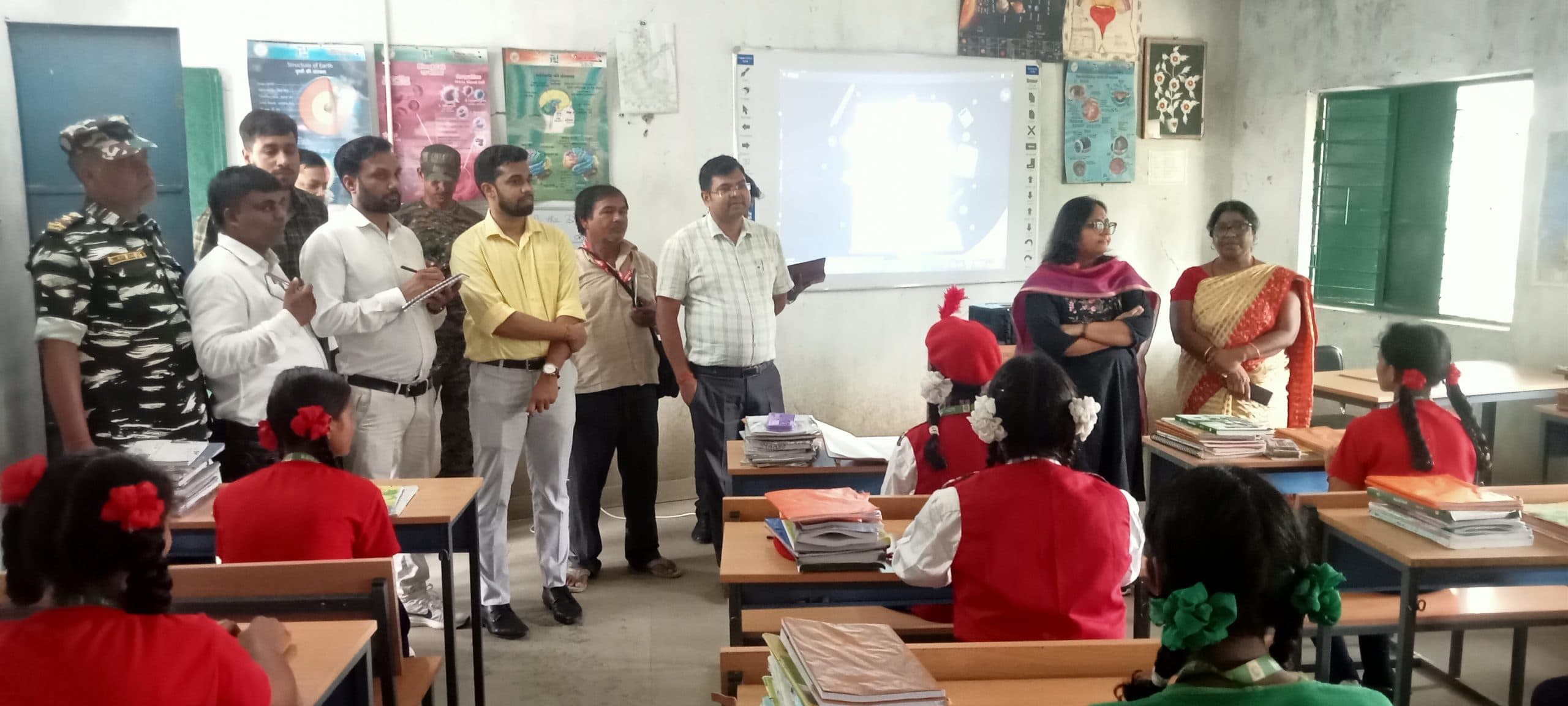 छात्राओं को जल्द किताब व बैग उपलब्ध करायें : डीसी