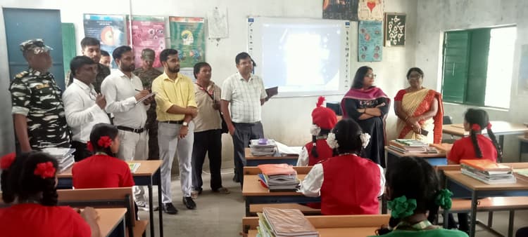 छात्राओं को जल्द किताब व बैग उपलब्ध करायें : डीसी