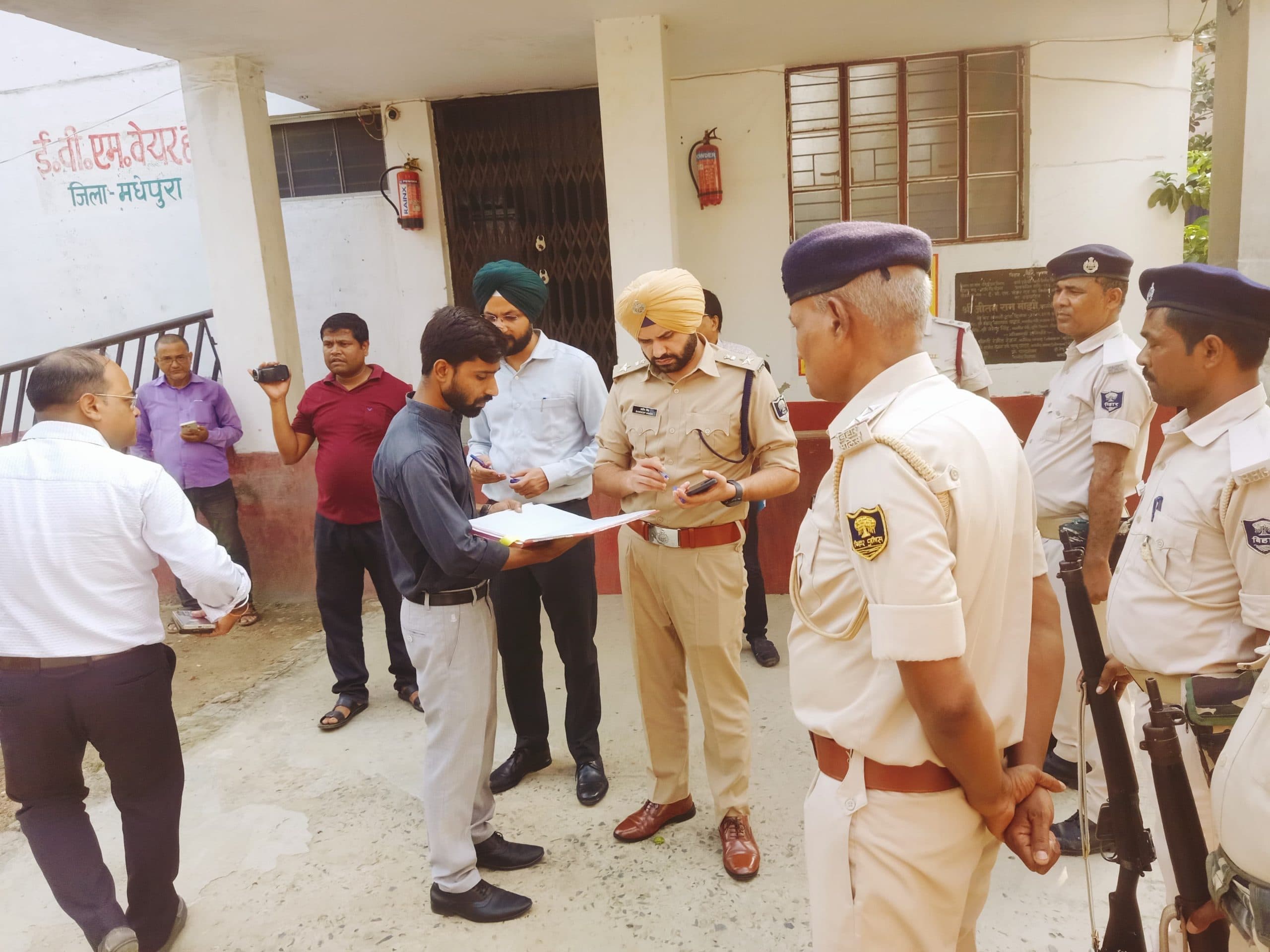 डीएम ने ईवीएम/ वीवीपैट, वेयर हाउस का किया निरीक्षण