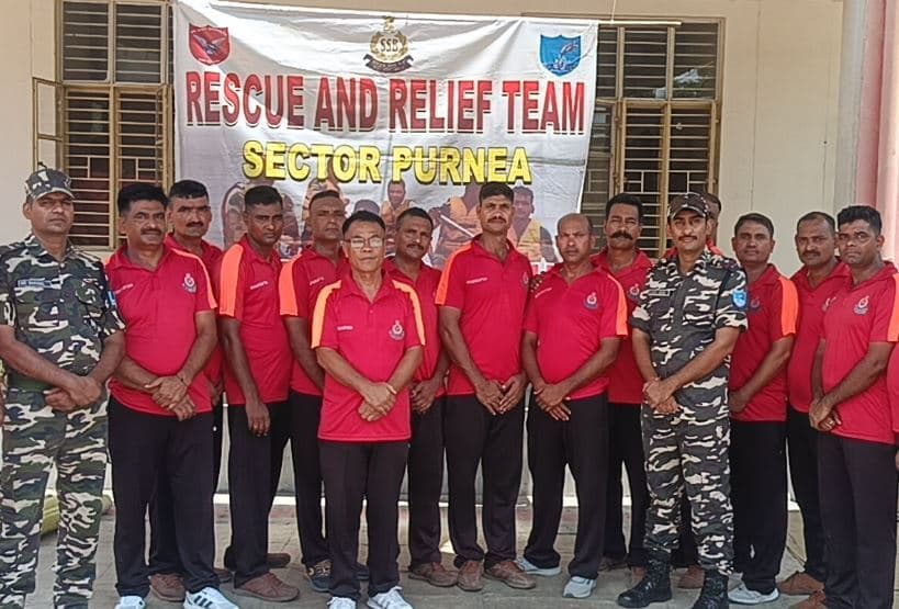 बाढ़ प्रभावित क्षेत्रों में बच्चों को सुरक्षित तैराकी का दिया गया प्रशिक्षण