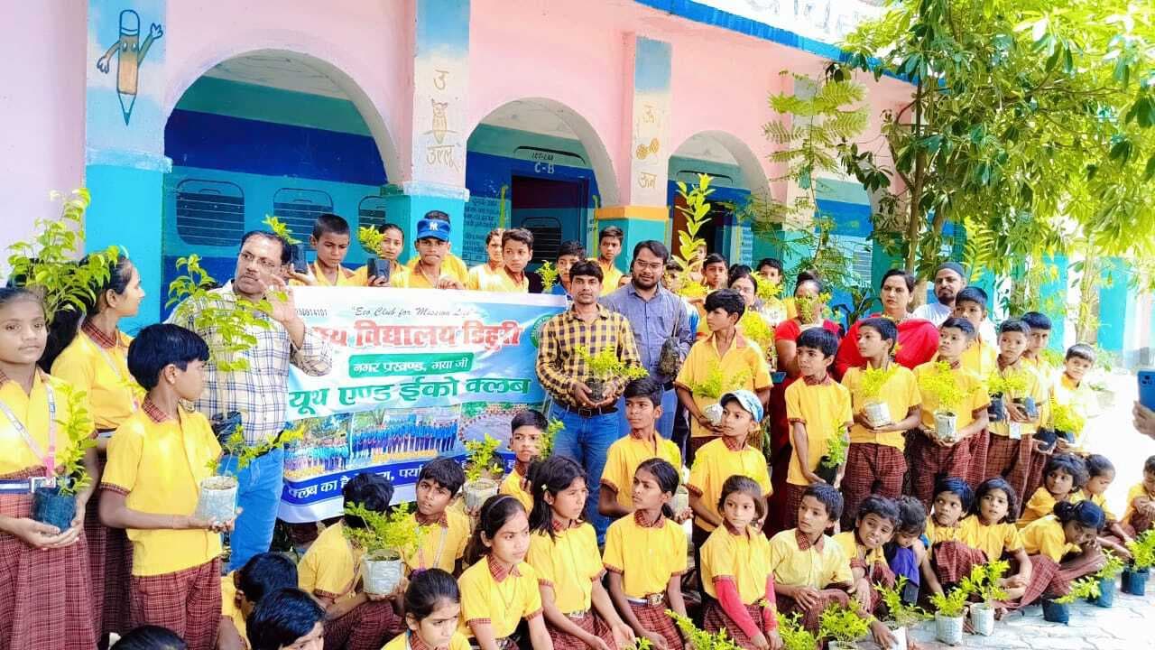 डीपीओ ने बच्चों के साथ मिलकर लगाये 150 पौधे