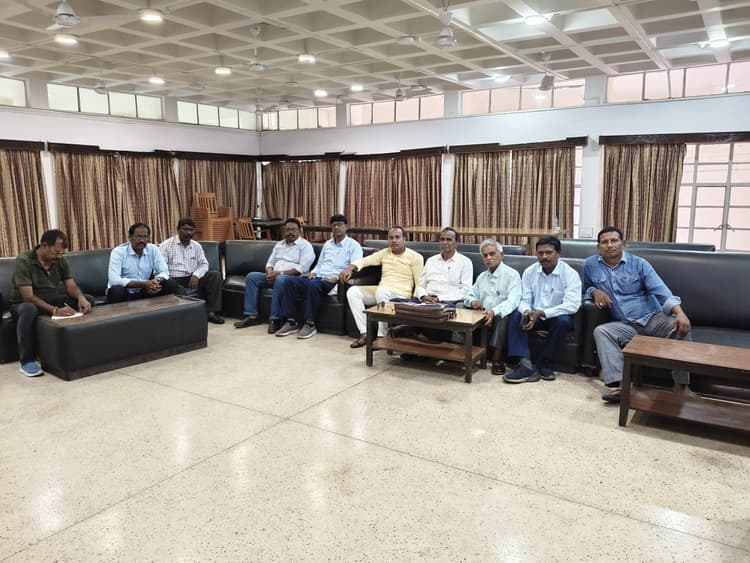 यूनियन के नेताओं ने परियोजना प्रबंधन को सौंपा मांग-पत्र, आंदोलन की दी चेतावनी