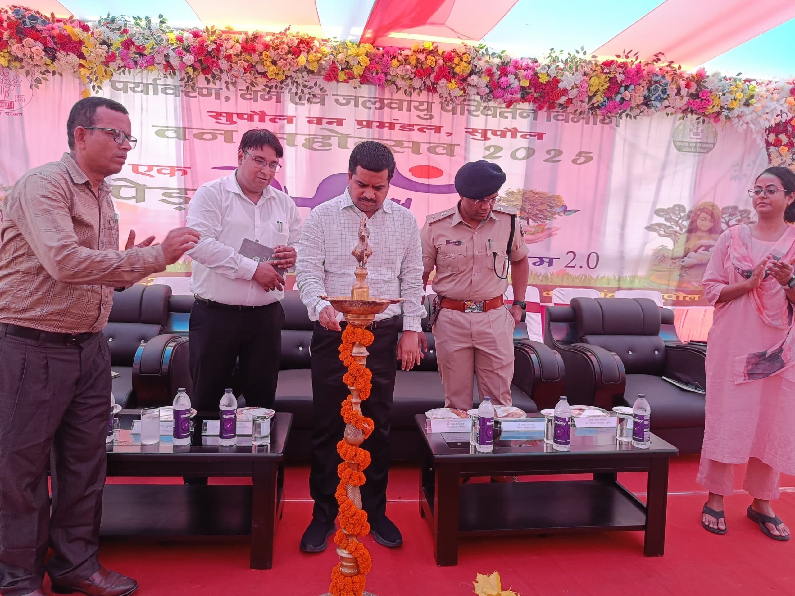 वन महोत्सव 2025 का भव्य आयोजन, डीएम ने रुद्राक्ष का पौधा लगाकर किया शुभारंभ