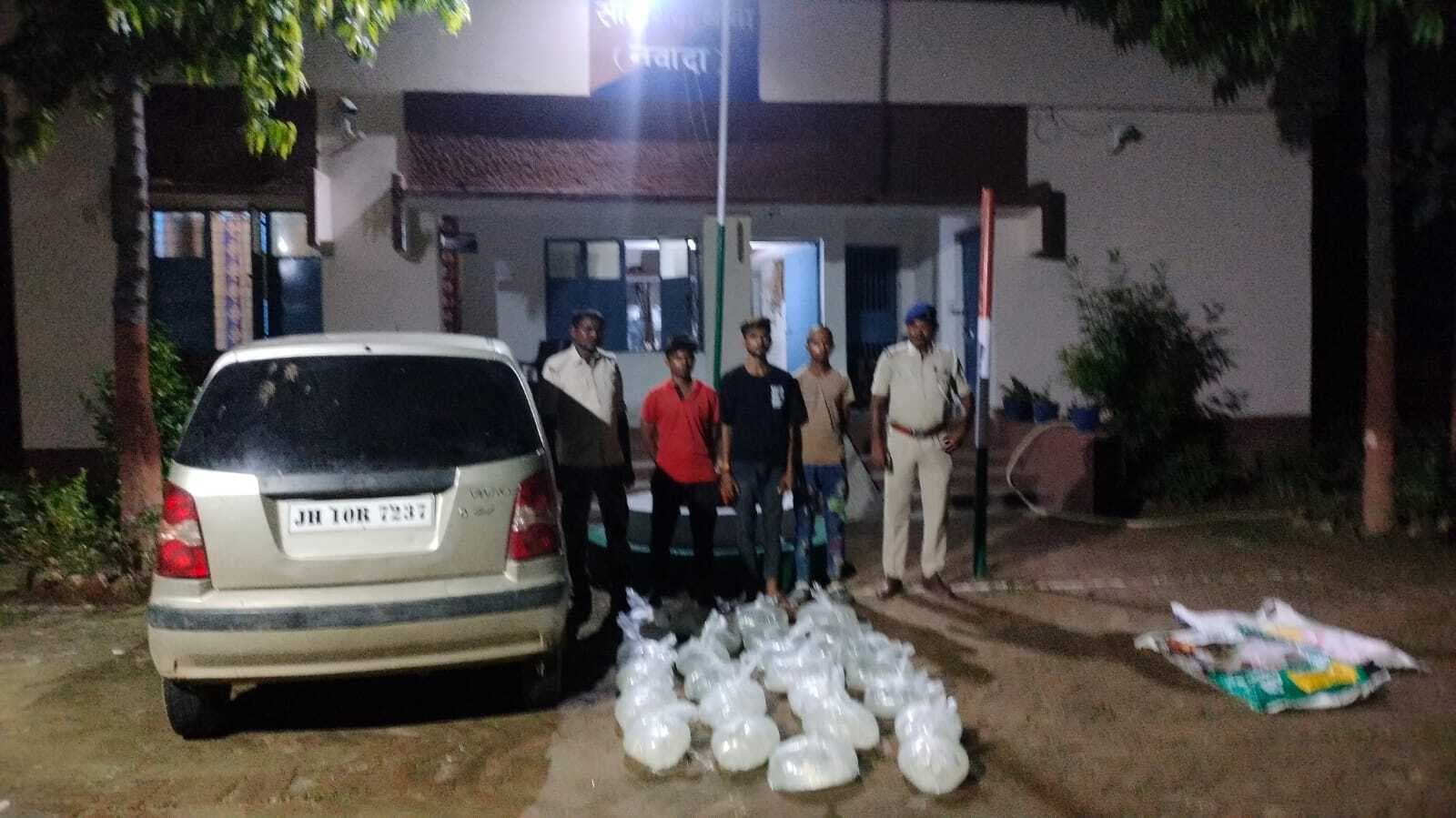 देसी शराब व सेंट्रो कार के साथ तीन धंधेबाज गिरफ्तार