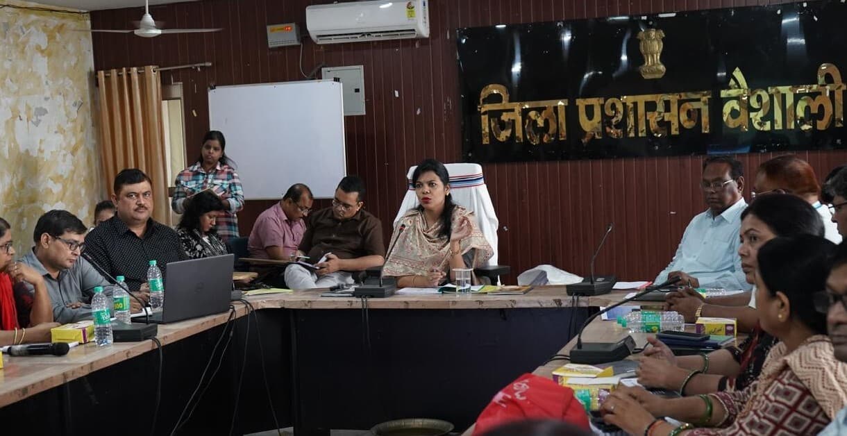 hajipur news. डॉक्टरों के शिफ्ट व ओपीडी के समय का सख्ती से हो पालन : डीएम