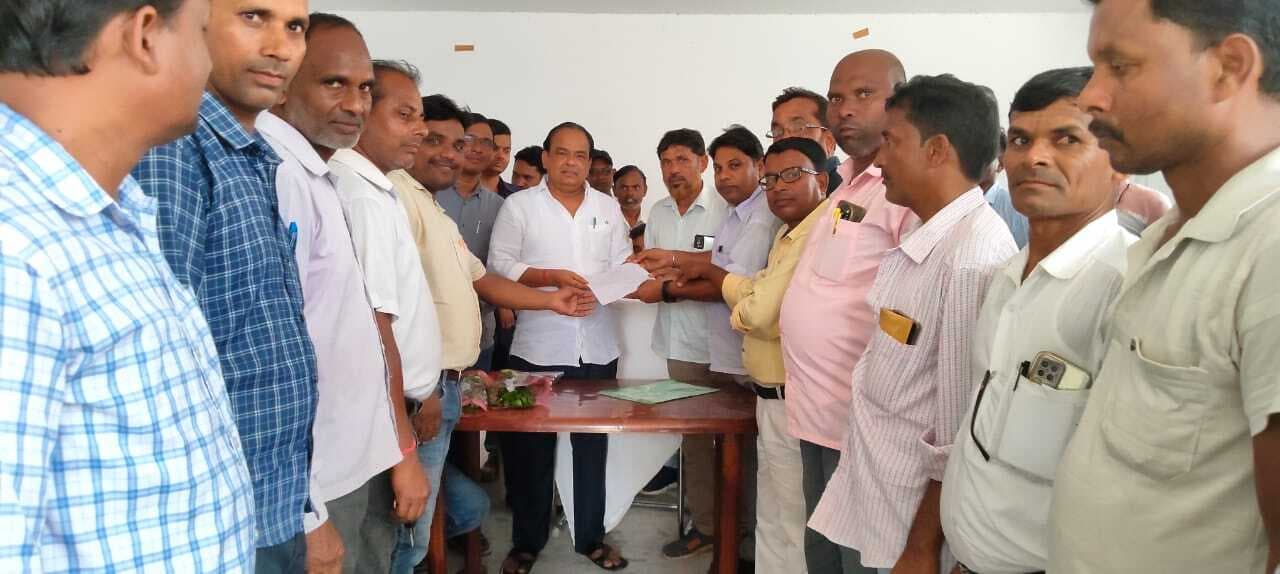 सहायक अध्यापकों ने समान वेतन को लेकर मंत्री को सौंपा ज्ञापन