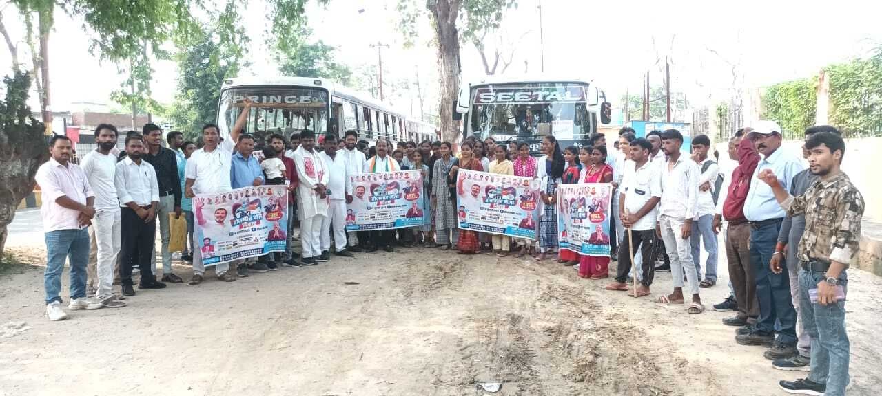 पटना के महारोजगार मेले में भाग लेने के लिए गोविंदपुर से बस रवाना