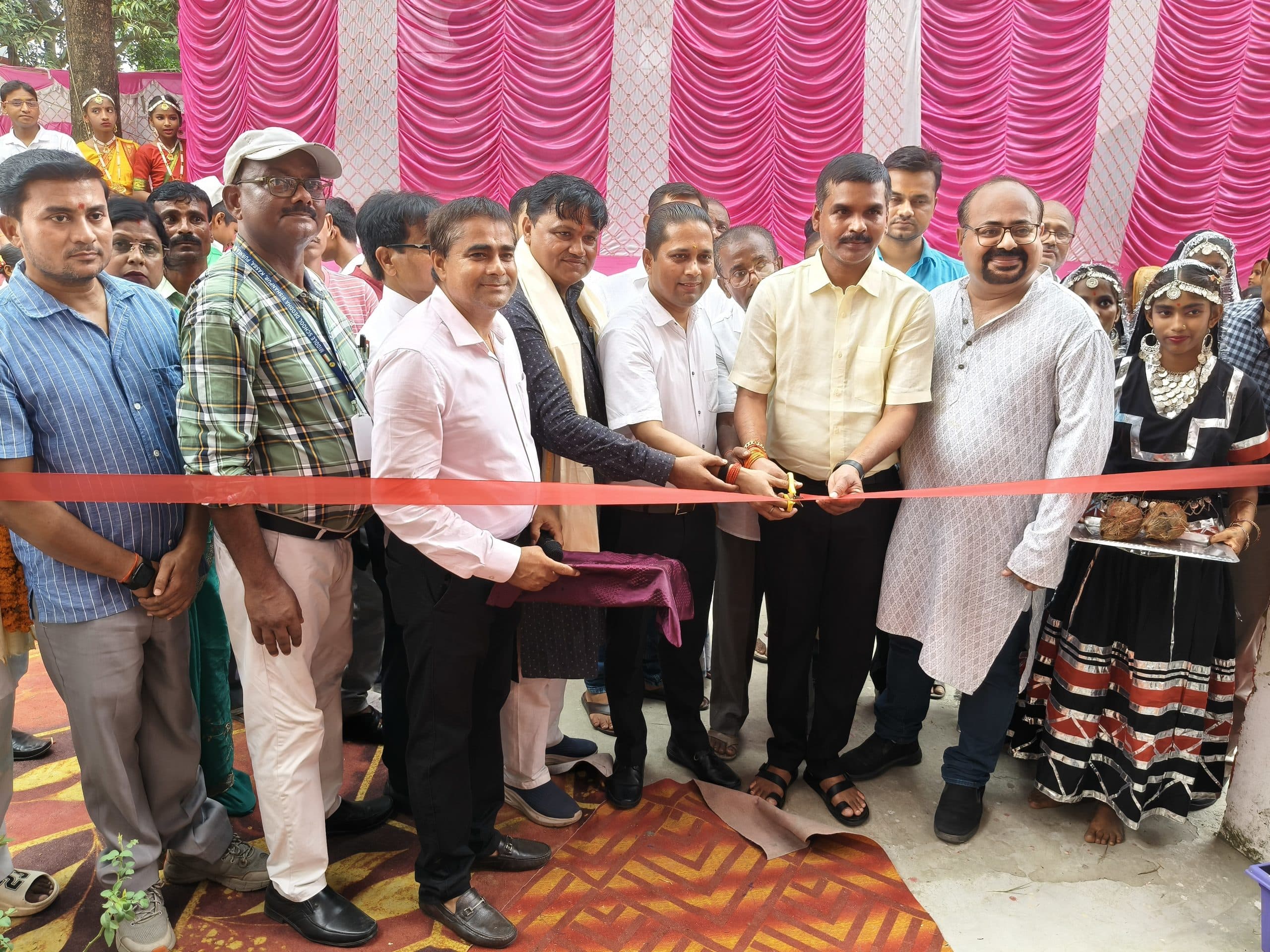 नवनिर्मित भवन व मॉडल संकुल केंद्र का किया उद्घाटन