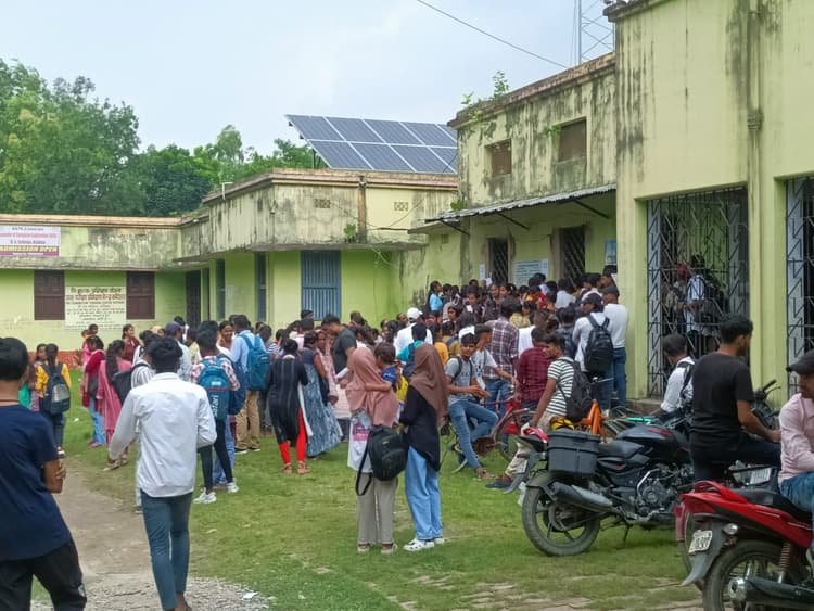 डीएस कॉलेज में अव्यवस्था के बीच नामांकन, बेकाबू हो रही भीड़