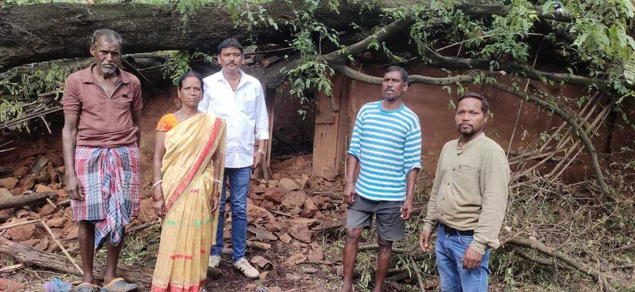 बारिश के कारण कई घर ध्वस्त