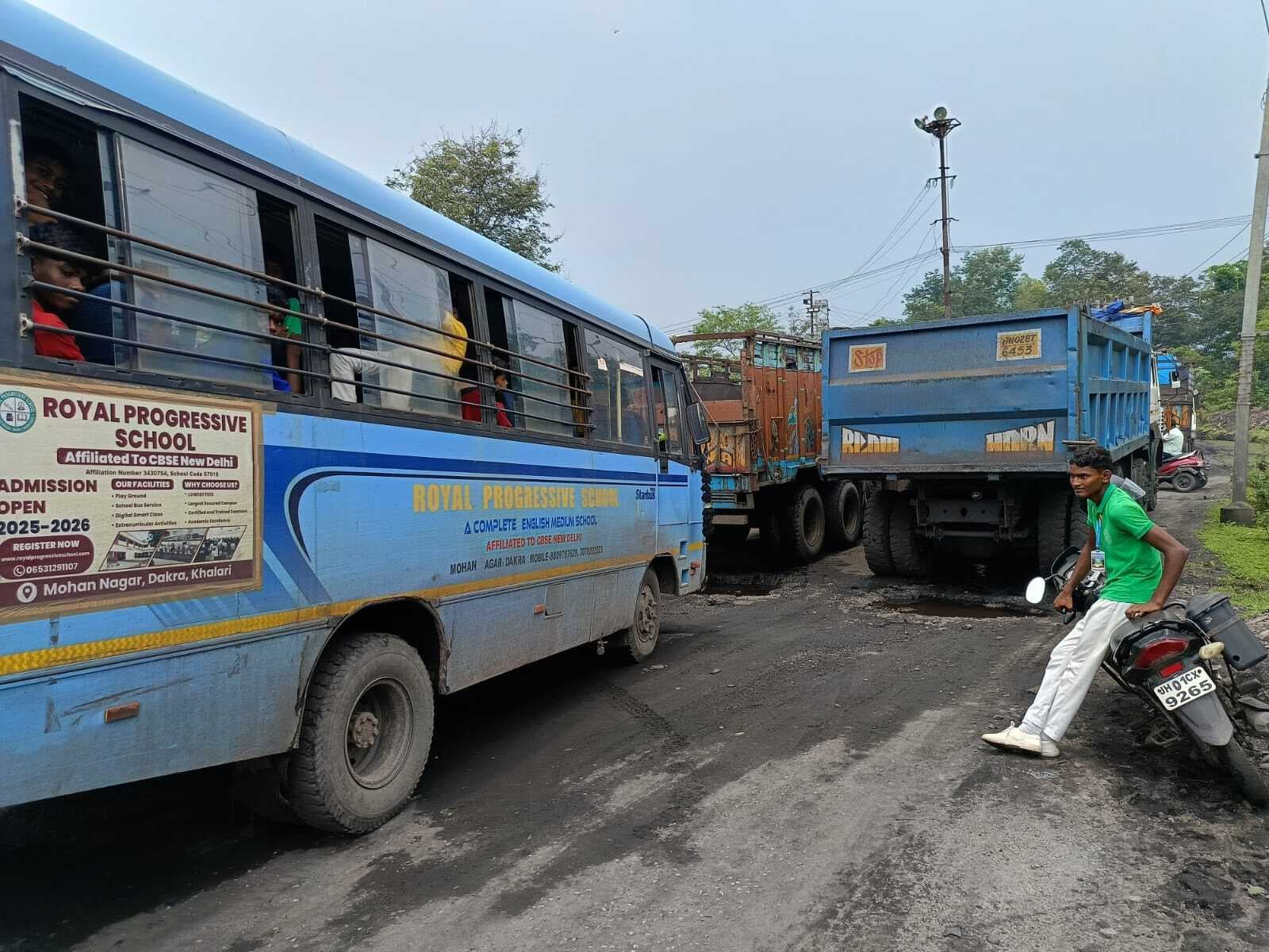 ट्रक चालकों की मनमानी से सड़क जाम, भूखे-प्यासे स्कूली बच्चे फंसे रहे जाम में