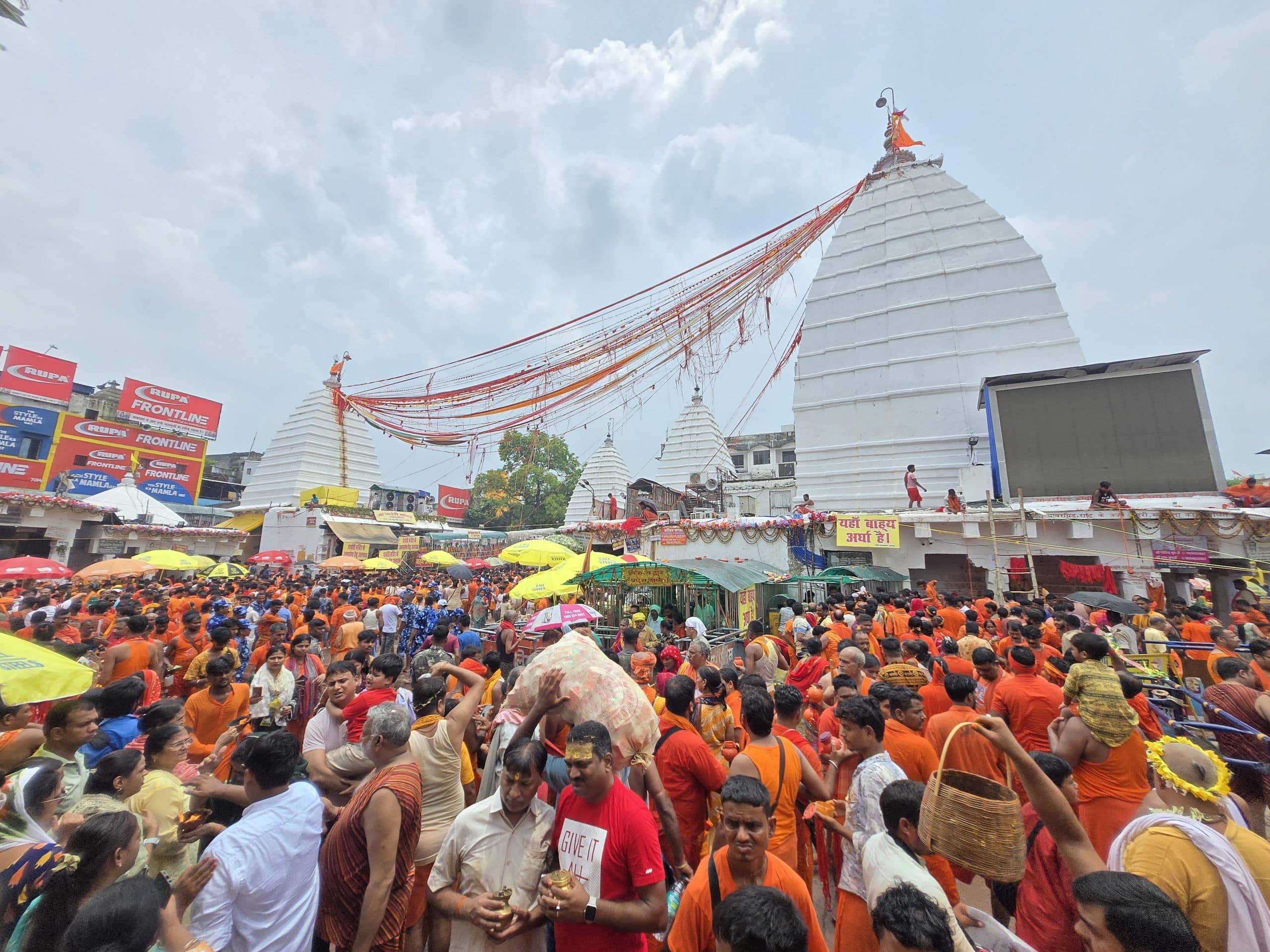 Deoghar News : डेढ़ लाख कांवरियों ने चढ़ाया जल, 11440 भक्तों ने शीघ्रदर्शनम सुविधा का लिया लाभ