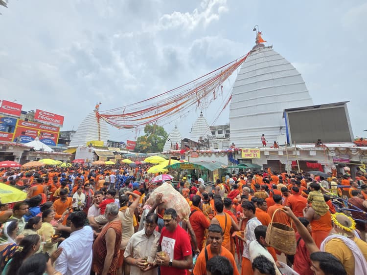 Deoghar News : डेढ़ लाख कांवरियों ने चढ़ाया जल, 11440 भक्तों ने शीघ्रदर्शनम सुविधा का लिया लाभ