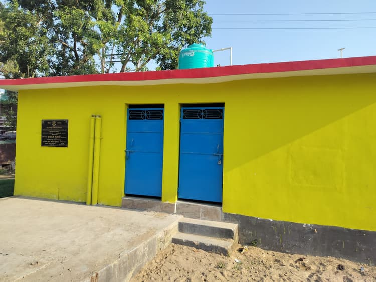 प्रखंड कार्यालय परिसर में सार्वजनिक शौचालय का निर्माण पूरा, लेकिन संचालन शुरू नहीं