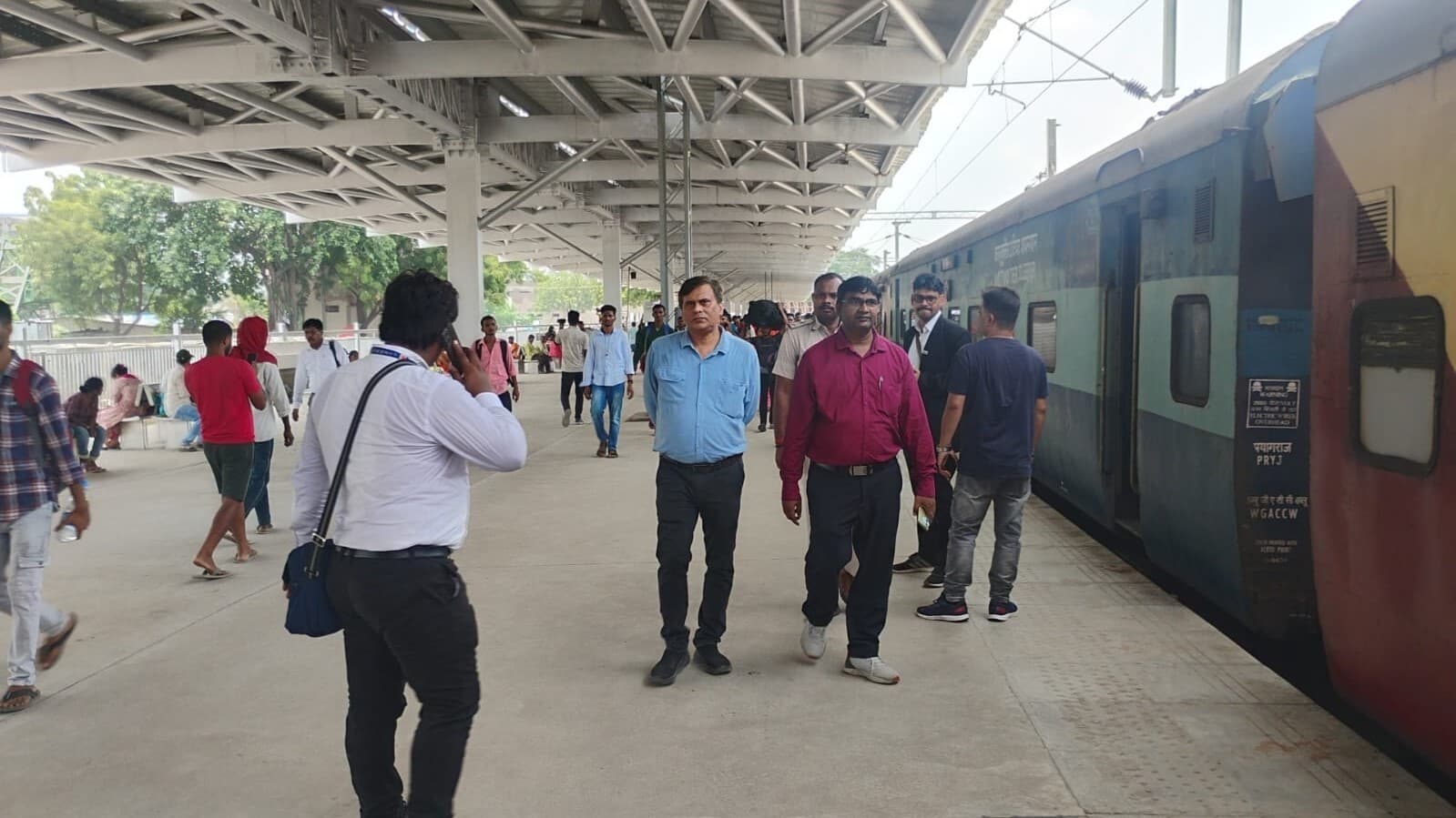 भीड़ नियंत्रण और यात्रियों की सुविधा को लेकर दिये निर्देश