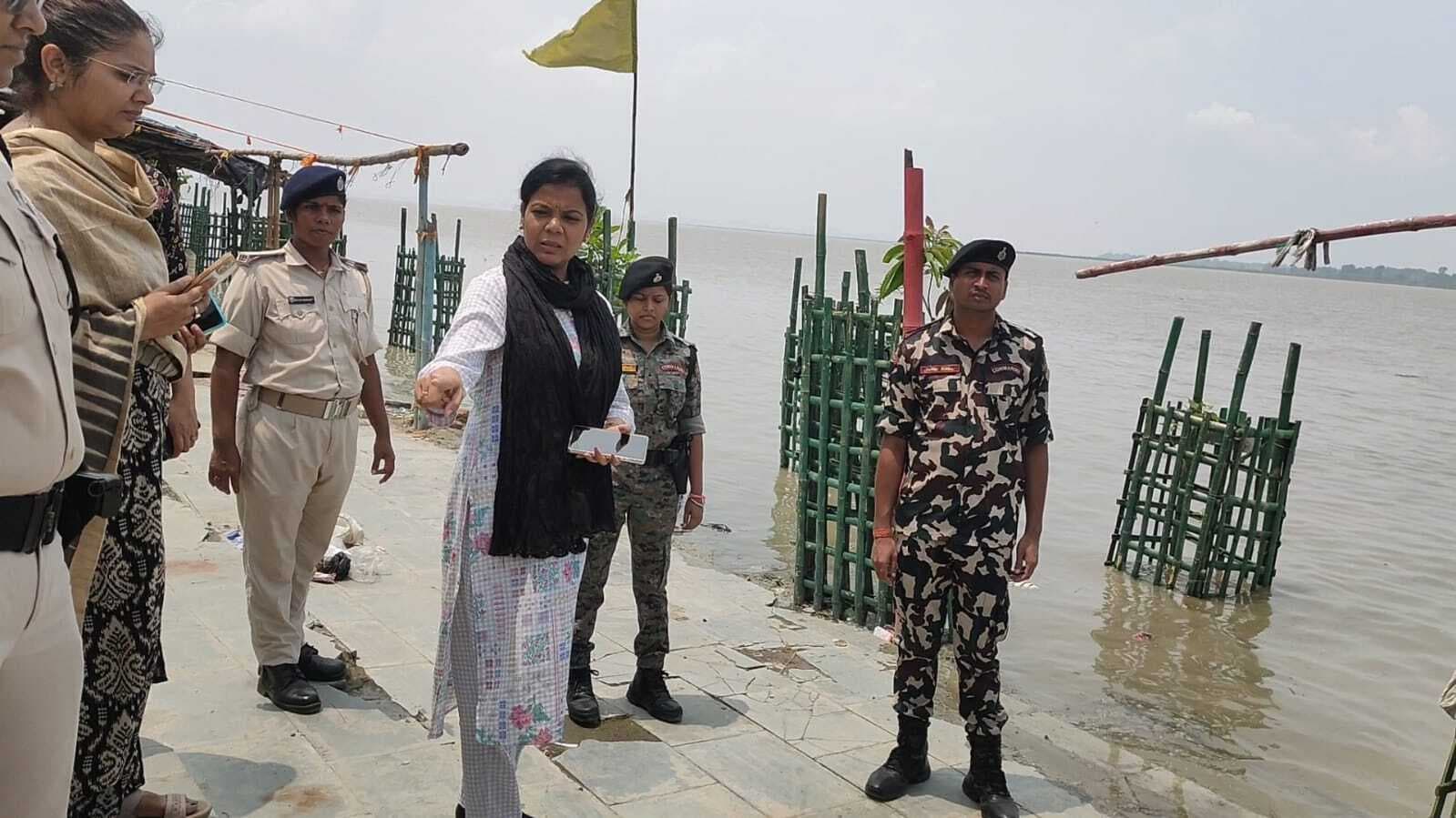 hajipur news. खतरे के निशान से 57 सेमी ऊपर बह रही गंगा नदी, कई गांवों का सड़क संपर्क भंग