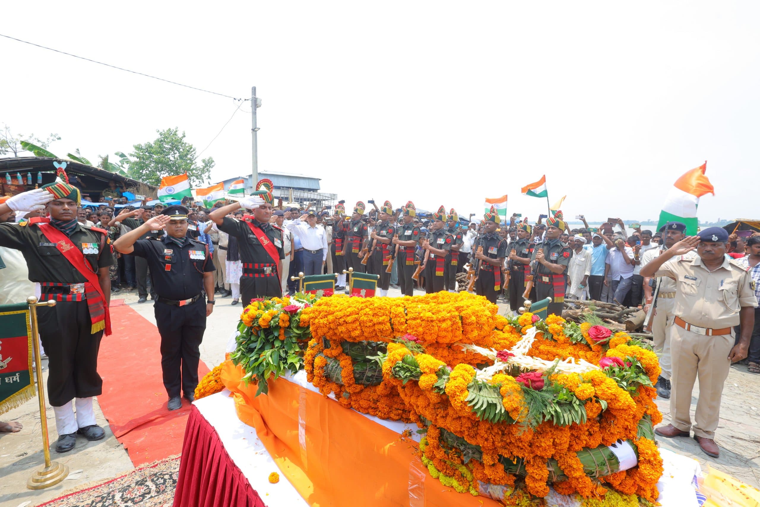 hajipur news. सेना के जवान काे कौनहारा घाट पर नम आंखों से दी गयी अंतिम विदायी